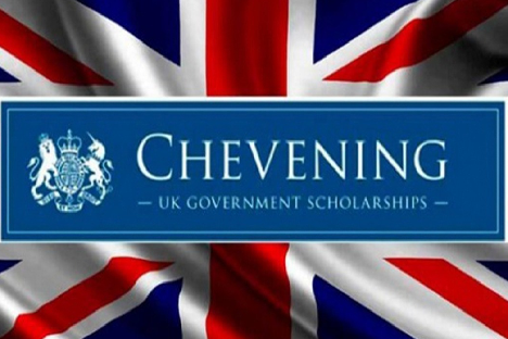 Arka planında Birleşik Krallık bayrağı bulunan Chevening Bursu'na ait mavi renkli logo