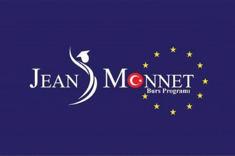 Jean Monnet Bursu'na ait lacivert arka planlı ve Türk bayrağı ile Avrupa Birliği bayrağını kapsayan logo