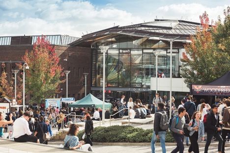 Dünyanın en iyi 150 Üniversitesinden biri olan ve Russell Group'un bir parçası olan University of Exeter hakkında bilgilerin yer aldığı içeriği tanıtan görsel