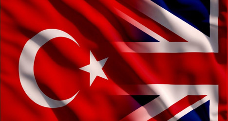 Yan yana olacak şekilde bir arada görüntülenen Türkiye ve Birleşik Krallık bayrakları