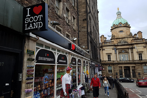 İskoçya'da turistik bir bölge ve hediyelik eşya dükkanı çevresinde bulunan insanlar