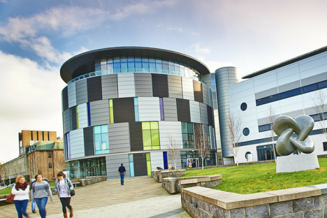 Durham University renkli kampüs binası önü ve etrafındaki öğrenciler