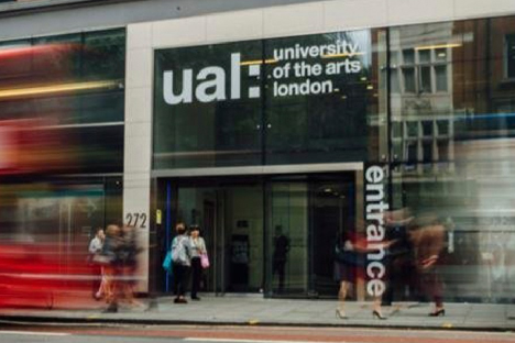 Dünyanın en iyi sanat üniversitelerinden University of the Arts London'daki eğitim binasına ait giriş ve yakınından geçen insanlar