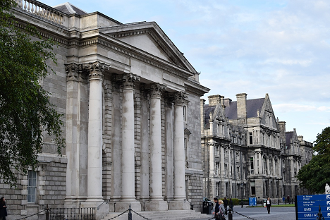 İrlanda'nın en iyi üniversitesi Trinity College Dublin'deki tarihi kampüs binası ve kampüsü ziyaret eden insanlar