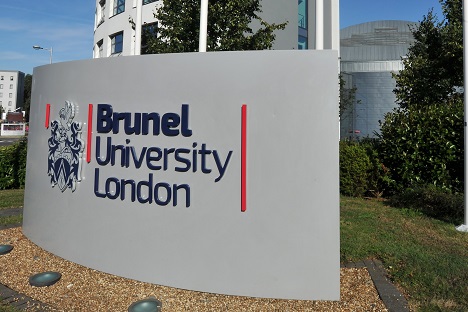 Brunel University London kampüs binasının önünde üniversite isminin yazılı olduğu tabela