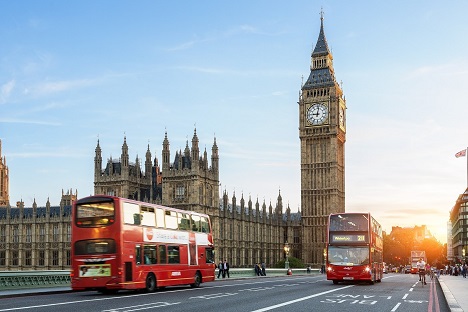 Londra Saat Kulesi ve çift katlı kırmızı Londra otobüsleri