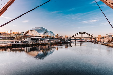 İngiltere'nin en uygun öğrenci şehirlerinden biri olan Newcastle'deki etkileyici bir görselliğe sahip Tyne Nehri , Tyne Köprüsü ve etrafındaki önemli binalar