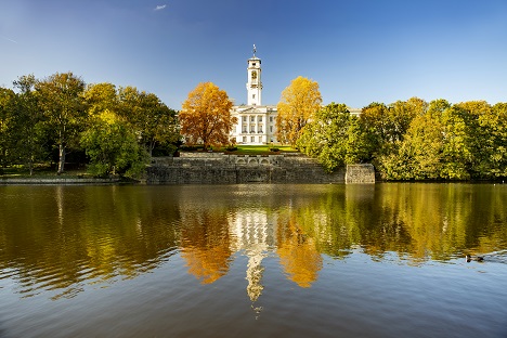 University of Nottingham'a ait University Park Kampüsü'nün doğayla uyumlu ve canlı renklerle dolu sonbahar görüntüsü