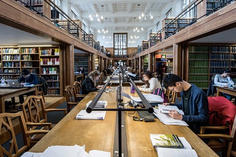 University of Bristol Wills Memorial Building'deki Hukuk Fakültesi Kütüphanesinde ders çalışan uluslararası öğrenciler