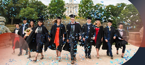 University of Nottingham'dan mezun olan öğrenciler ve mezuniyet töreninde mutlu bir şekilde kutlama yapan genç öğrenciler