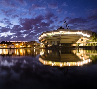 İngiltere'nin en önemli üniversitelerinden University of York'a ait kampüsün ışıltılı gece görünümü