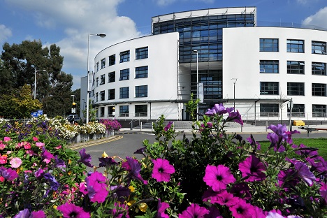 Londra'nın en önemli kampüs üniversitelerinden Brunel University London'a ait Brunel Language Centre binası ve etrafındaki renki çiçekler