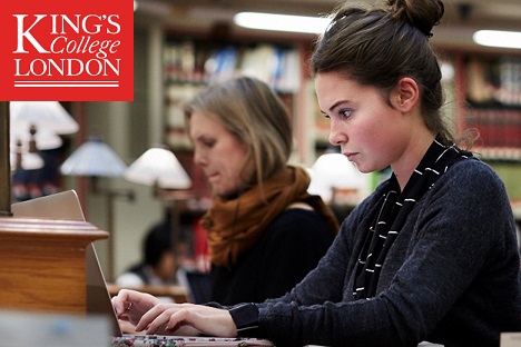 Dünyanın en iyi 35 üniversitesinden biri konumundaki King's College London'ın kampüsündeki kütüphanede bilgisayarlarıyla ders çalışmakta olan kişiler