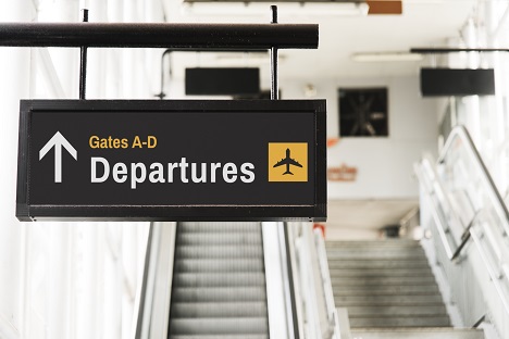 Havalimanında bulunan giden yolculara ait peronların yönünü gösteren turuncu ve siyah renkli tabela