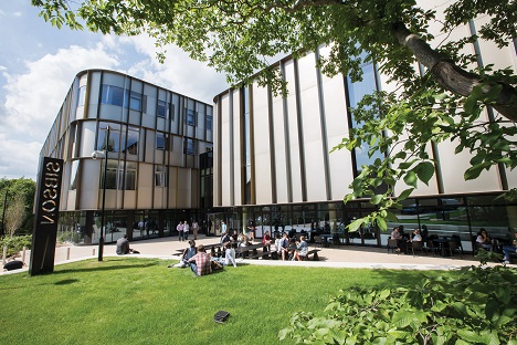 İngiltere dışında Belçika ve Fransa’da da kampüsleri bulunması özelliğiyle Birleşik Krallık’ın Avrupa Üniversitesi olarak bilinen University of Kent'in modern kampüsü ve kampüste oturarak sohbet eden öğrenciler
