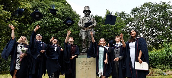 Londra'nın en uluslararası 25 Üniversitesi içerisinde yer alan Brunel University London'ın simgesi olan Brunel heykeli ve etrafında mezuniyet kutlaması yapan öğrenciler