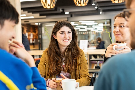 İngiltere'nin en iyi 10 Üniversitesinden biri olan University of Bath'ın kendi aralarında keyifli bir sohbet içerisinde olan öğrencileri
