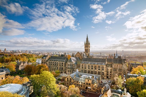 Dünyanın en iyi 80 Üniversitesinden biri olan ve The Times & The Sunday Times Good University Guide tarafından Yılın İskoçya Üniversitesi seçilen University of Glasgow'un tarihi kampüsüne ait kuş bakışı görüntü