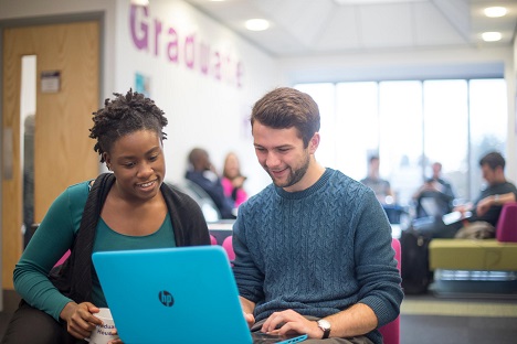 Medya ve İletişim alanında İngiltere'nin en iyi üniversitesi olan Loughborough University'nin bilgisayar kullanarak çalışmalarını gerçekleştiren öğrencileri