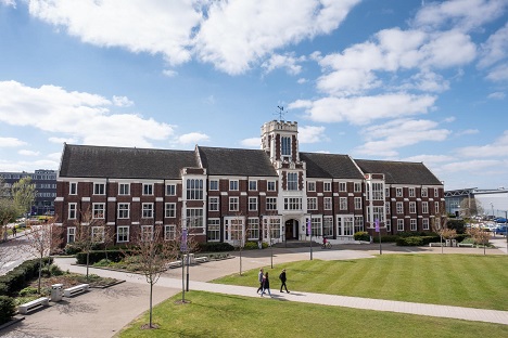 İngiltere'nin en başarılı 10 Üniversitesi içerisinde yer alan Loughborough University'nin dikkat çekici kampüsündeki ana Üniversite binası ve etrafında yürüyen öğrenciler