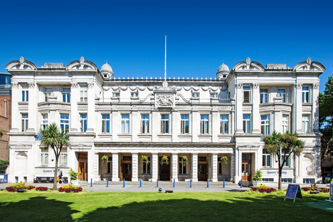 Araştırma kalitesi en yüksek 10 İngiltere Üniversitesinden biri olan ve Londra’da 5 farklı kampüse sahip Queen Mary University of London'un estetik beyaz kampüs binası ve Üniversitedeki 10 farklı burs imkanına ait içeriğin görseli